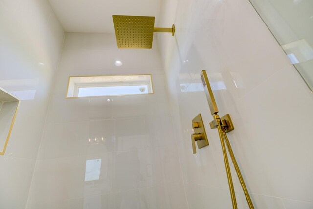 296 Lookout Dr, Winchester, TN 37398 - full bathroom featuring tiled shower