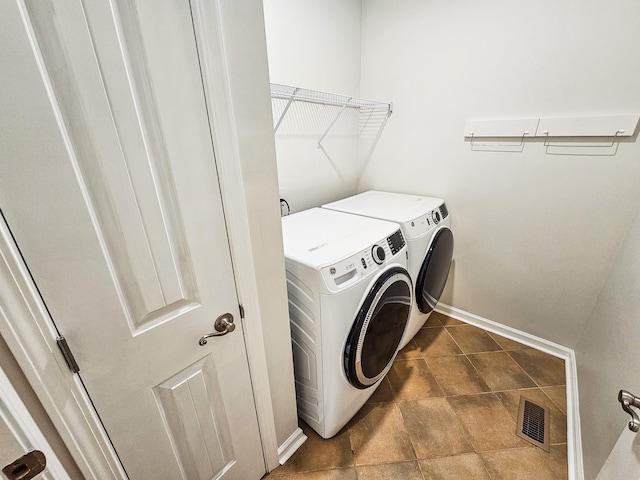 300 Woodson Dr, Tullahoma, TN 37388 - laundry area featuring washing machine and clothes dryer and baseboards