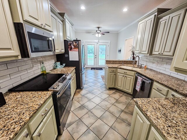 300 Woodson Dr, Tullahoma, TN 37388 - kitchen featuring stainless steel appliances, a sink, crown molding, tasteful backsplash, and a ceiling fan