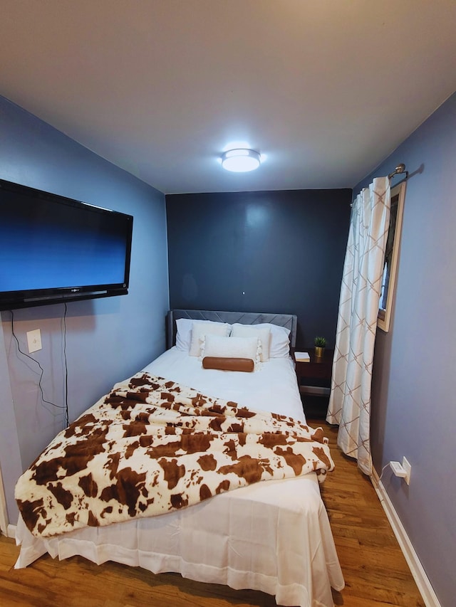 816 Charles Pl, Memphis, TN 38112 - bedroom featuring wood finished floors and baseboards