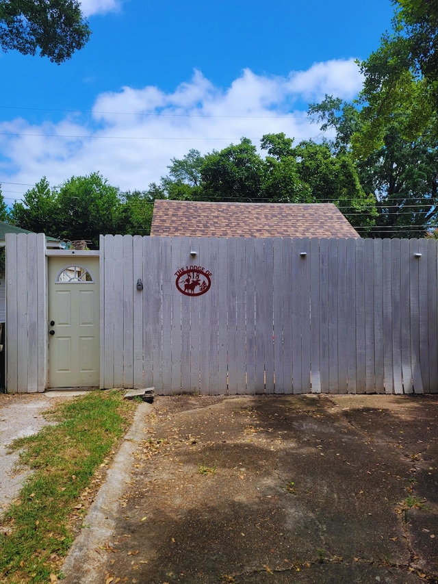 816 Charles Pl, Memphis, TN 38112 - view of yard with a gate