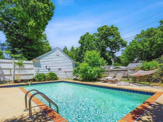 816 Charles Pl, Memphis, TN 38112 - view of swimming pool featuring a fenced backyard
