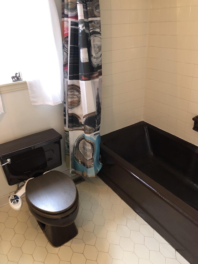 2026 Saundersville Ferry Rd, Mount Juliet, TN 37122 - full bathroom featuring curtained shower, toilet, and tile patterned flooring