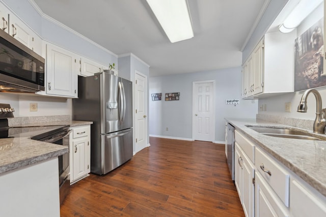 530 David Ave, Lewisburg, TN 37091 - kitchen featuring stainless steel appliances, a sink, white cabinets, dark wood-style floors, and baseboards