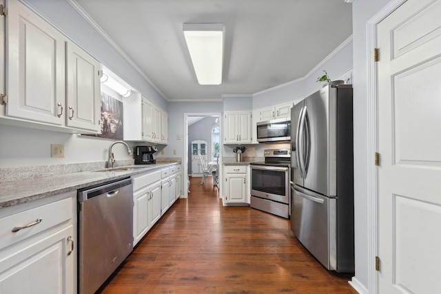 530 David Ave, Lewisburg, TN 37091 - kitchen featuring stainless steel appliances, a sink, crown molding, and white cabinetry