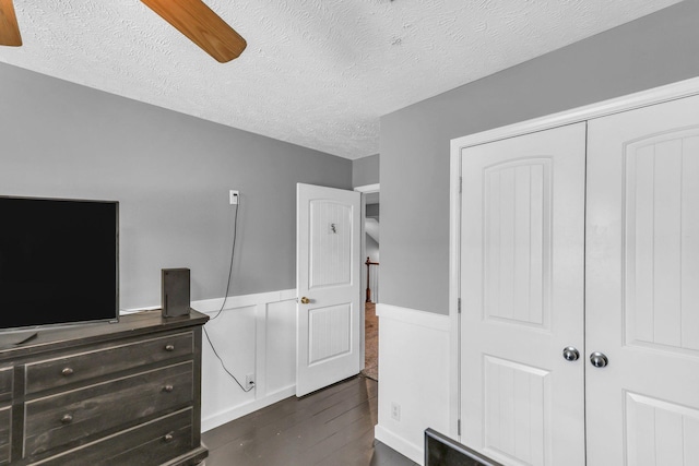 911 Keepsake Diamond Ln, Murfreesboro, TN 37128 - bedroom featuring dark wood-style flooring, a textured ceiling, a closet, and ceiling fan