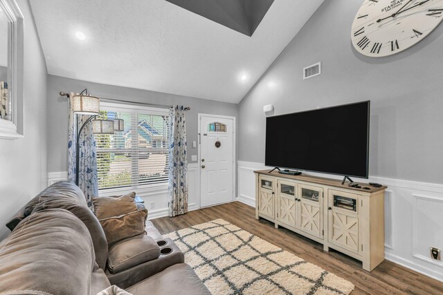 911 Keepsake Diamond Ln, Murfreesboro, TN 37128 - living area featuring vaulted ceiling, wainscoting, wood finished floors, and recessed lighting