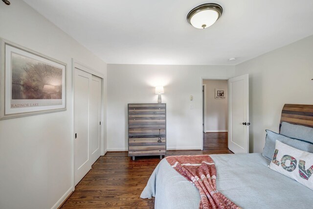 418 Boyd Mill Ave, Franklin, TN 37064 - bedroom with dark wood-style floors, baseboards, and a closet