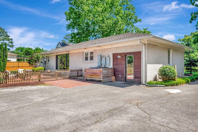 418 Boyd Mill Ave, Franklin, TN 37064 - ranch-style house featuring brick siding, a fenced front yard, and roof with shingles