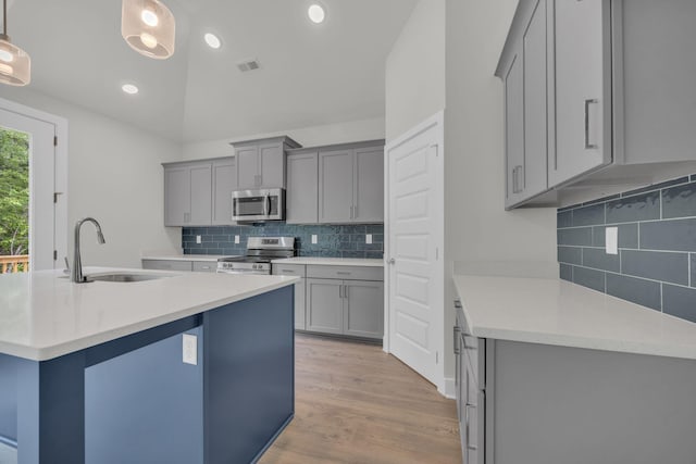 8545 Ari Ln, Chattanooga, TN 37421 - kitchen with stainless steel appliances, a sink, gray cabinets, tasteful backsplash, and light wood-type flooring