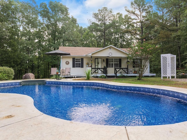 5935 Old Stage Rd, Huntingdon, TN 38344 - swimming pool featuring covered porch
