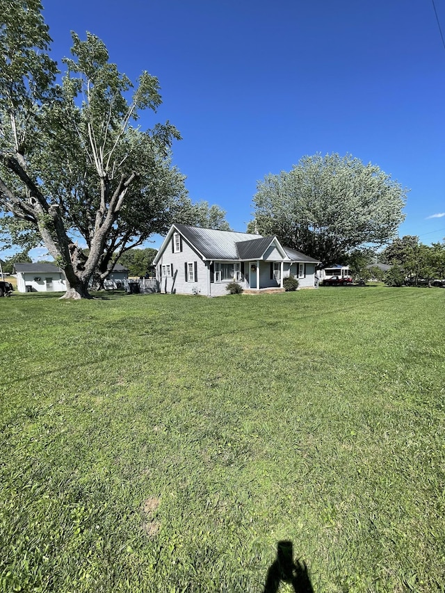 903 Days Rd, Lafayette, TN 37083 - view of front facade with a front yard