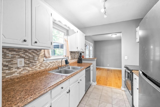 517 Ginkgo Dr, Clarksville, TN 37042 - kitchen featuring stainless steel appliances, a sink, and white cabinets