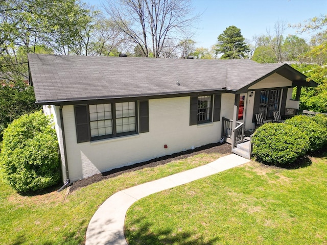 915 Tulip Cir, Gallatin, TN 37066 - ranch-style house featuring a shingled roof, brick siding, and a front yard