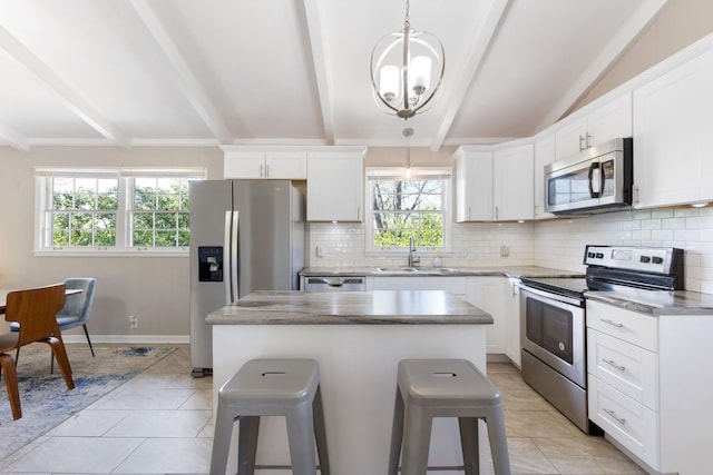 915 Tulip Cir, Gallatin, TN 37066 - kitchen with stainless steel appliances, a sink, backsplash, a center island, and beam ceiling