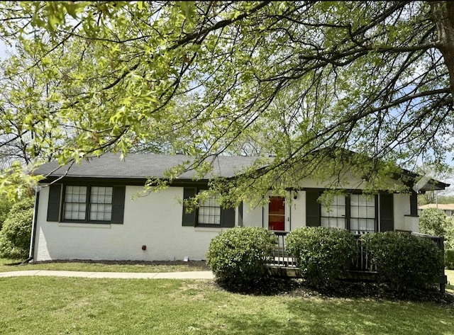 915 Tulip Cir, Gallatin, TN 37066 - ranch-style home featuring a front yard and brick siding