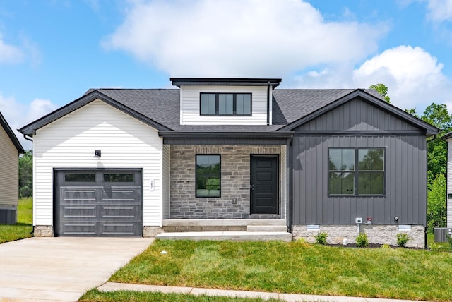 185 Dewberry Ct, Clarksville, TN 37042 - modern farmhouse featuring a garage, a front yard, and roof with shingles