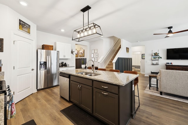 1006 Pepper Stone Dr, Lebanon, TN 37087 - kitchen with stainless steel appliances, a sink, open floor plan, a breakfast bar area, and recessed lighting