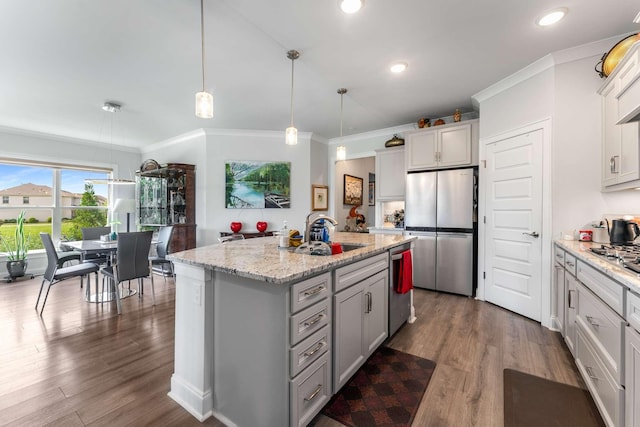 134 Wynfield Blvd, Mount Juliet, TN 37122 - kitchen with stainless steel appliances, a sink, dark wood-style flooring, crown molding, and an island with sink