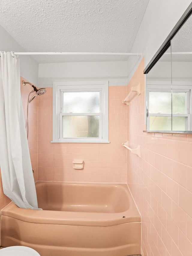 806 Pleasant View Dr, Winchester, TN 37398 - full bath featuring shower / tub combo, a textured ceiling, toilet, and tile walls
