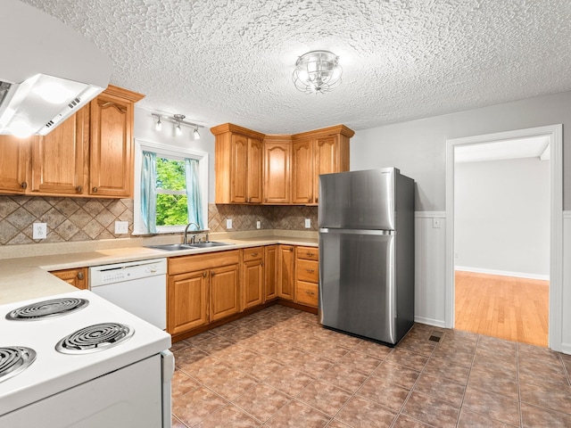 806 Pleasant View Dr, Winchester, TN 37398 - kitchen with white appliances, a sink, range hood, light countertops, and a textured ceiling