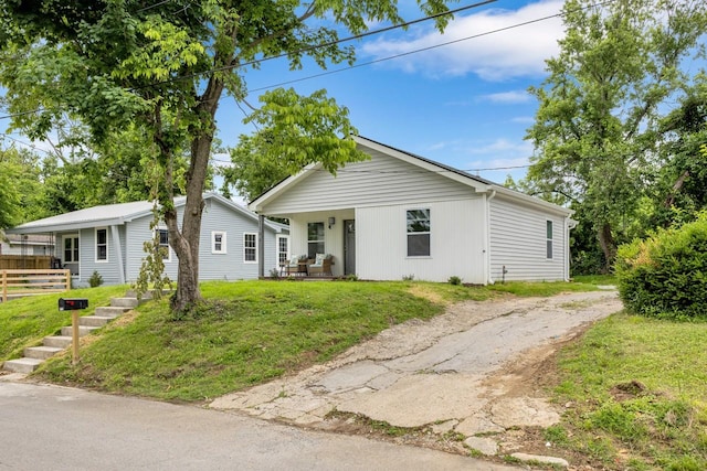 1104 Howell St, Hopkinsville, KY 42240 - ranch-style house featuring covered porch