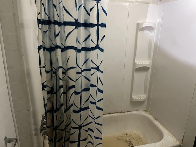 3442 E Cross St, Rives, TN 38253 - bathroom with shower / bath combo with shower curtain