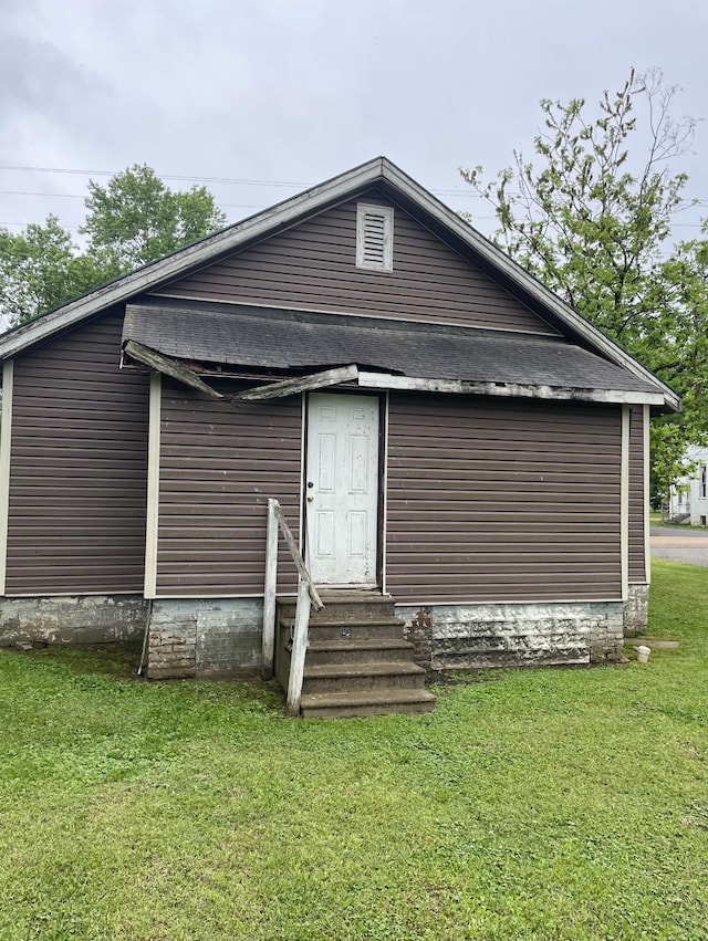 3442 E Cross St, Rives, TN 38253 - rear view of house with entry steps and a lawn