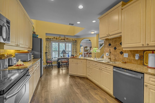 1552 Charleston Blvd, Murfreesboro, TN 37130 - kitchen featuring stainless steel appliances, a sink, a peninsula, recessed lighting, and tasteful backsplash