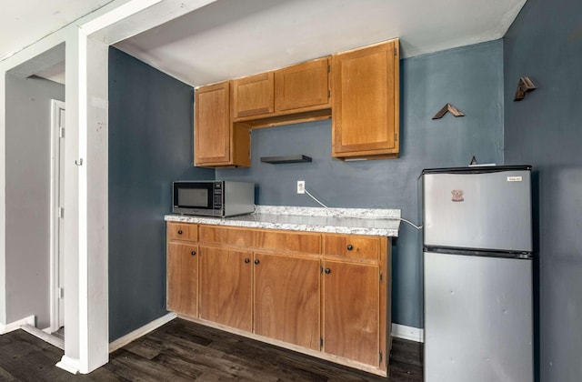4706 Barfield Crescent Rd, Murfreesboro, TN 37128 - kitchen featuring stainless steel appliances, dark wood finished floors, light countertops, and baseboards