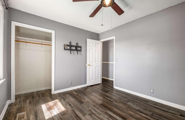 4706 Barfield Crescent Rd, Murfreesboro, TN 37128 - unfurnished bedroom featuring dark wood finished floors, baseboards, a closet, and ceiling fan