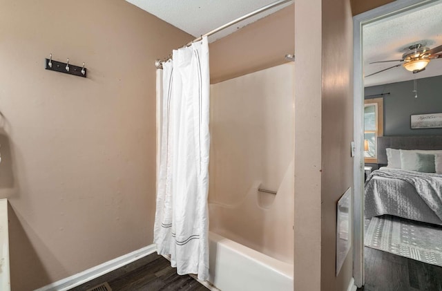 4706 Barfield Crescent Rd, Murfreesboro, TN 37128 - full bath featuring wood finished floors, shower / bathtub combination with curtain, a ceiling fan, a textured ceiling, and baseboards