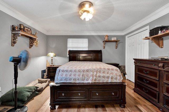 4028 Tomahawk Cir NW, Cleveland, TN 37312 - bedroom featuring light wood-style floors, ornamental molding, a ceiling fan, and a closet