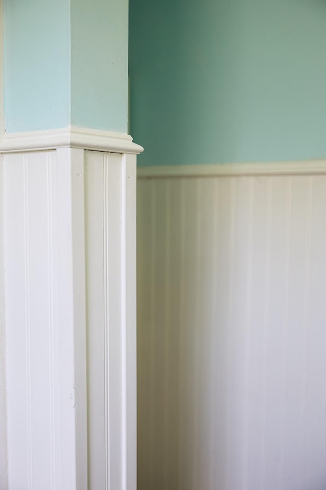 3281 Pulaski Hwy, Lawrenceburg, TN 38464 - detailed view of a wainscoted wall