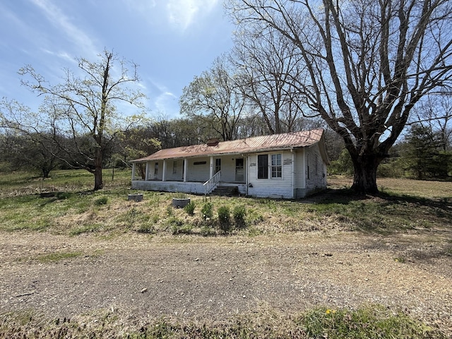 2001 Scotty Parker Rd, Gallatin, TN 37066 - view of front facade featuring covered porch and a chimney