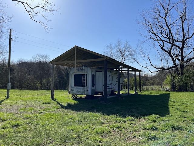 2001 Scotty Parker Rd, Gallatin, TN 37066 - view of green lawn featuring a detached carport