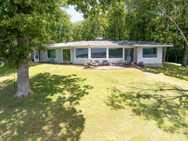 440 Bluff Point Ln, Waverly, TN 37185 - single story home featuring entry steps, a front lawn, crawl space, and a patio area