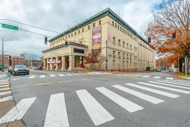 117 E 7th St Unit 902, Chattanooga, TN 37402 - view of asphalt street featuring sidewalks, street lights, and traffic lights