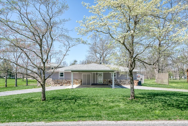 3008 Seminole Loop, Crossville, TN 38572 - single story home featuring concrete driveway, stone siding, and a front yard