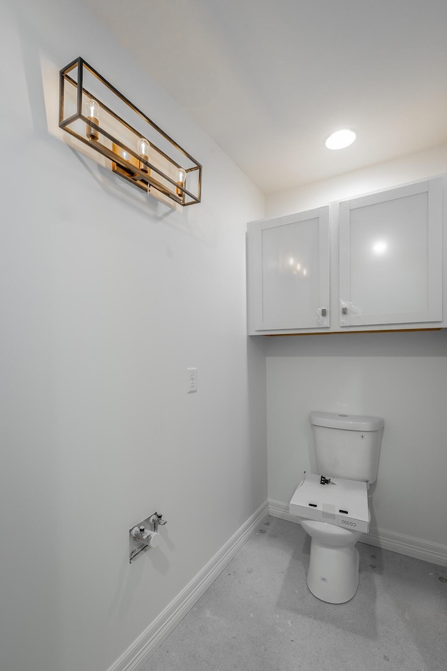 117 E 7th St Unit 206, Chattanooga, TN 37402 - bathroom with baseboards, toilet, and a chandelier