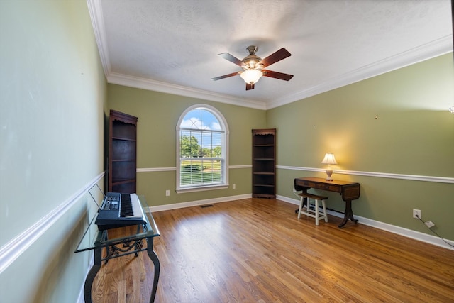 502 Tarver Ct, Smyrna, TN 37167 - living area featuring a ceiling fan, crown molding, wood finished floors, and a textured ceiling