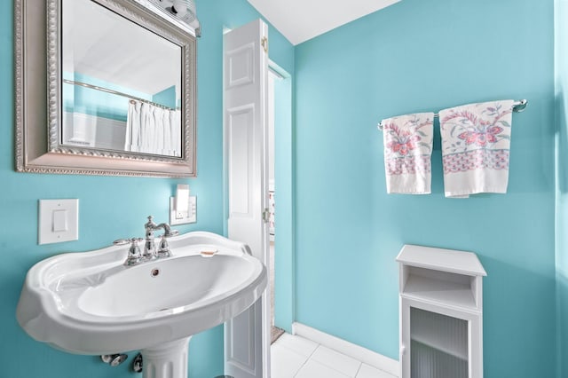 802 N 16th St, Nashville, TN 37206 - full bath featuring tile patterned flooring, a sink, baseboards, and curtained shower