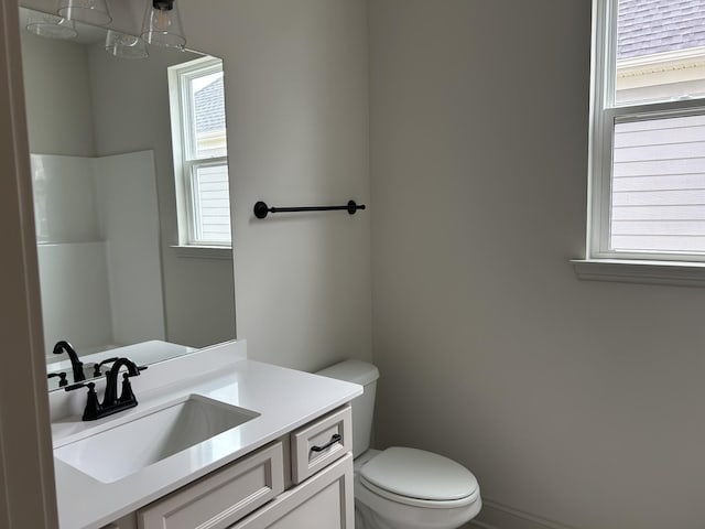 5416 Bridgemore Blvd, Murfreesboro, TN 37129 - bathroom with toilet, vanity, and a chandelier