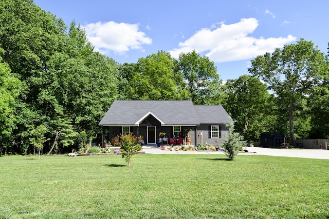 421 Marlin Ln, Westmoreland, TN 37186 - single story home featuring a porch and a front lawn