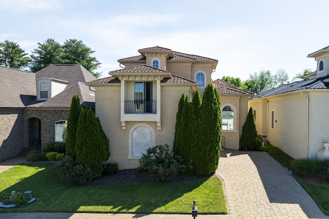 891 Fairington Pvt Way, Gallatin, TN 37066 - mediterranean / spanish house featuring stucco siding and a front lawn