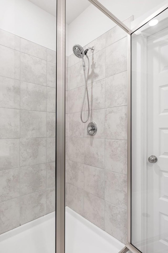 535 Ballard Dr, White House, TN 37188 - bathroom featuring a shower stall