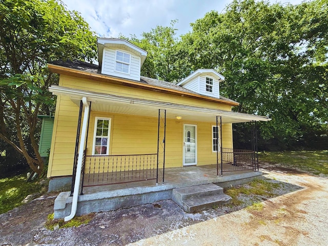10261/2 Bridge St, Columbia, TN 38401 - view of front of house with a porch