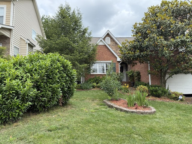 1602 Zurich Dr, Spring Hill, TN 37174 - view of grassy yard featuring a garage