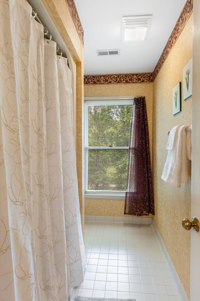 3871 Stevens Ln, Nashville, TN 37218 - full bathroom featuring wallpapered walls and tile patterned flooring