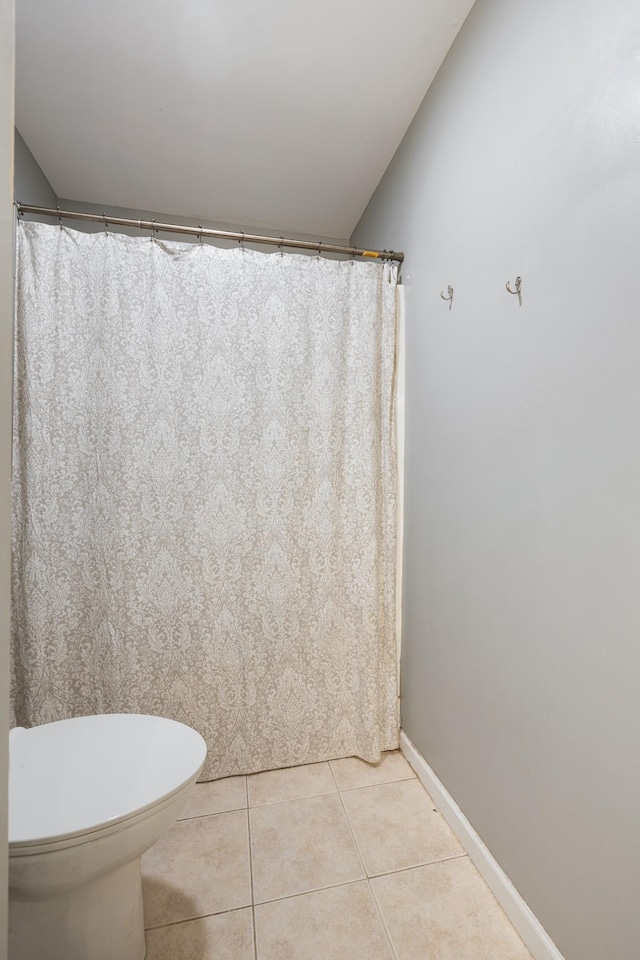 102 Mckinley Dr, Columbia, TN 38401 - full bath featuring tile patterned floors, toilet, baseboards, and lofted ceiling